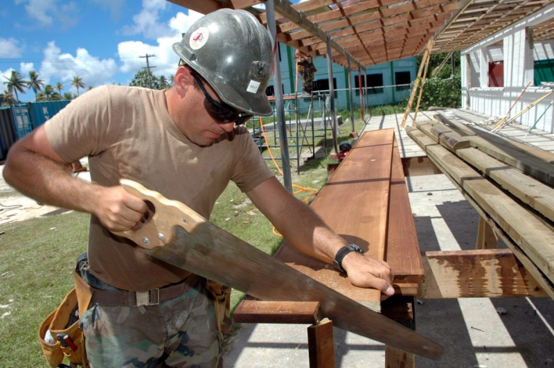 ebeniste-GORBIO-min_worker_construction_building_carpenter_male_job_build_helmet-893290